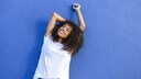 Frau mit weißem T-Shirt mit blauem Hintergrund