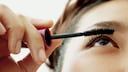 Frau macht Wimpernlifting selbst