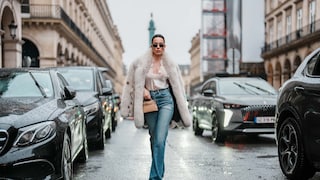 Bootcut-Jeans ist ein absoluter Dauerbrenner in unseren Kleiderschränken. STYLEBOOK verrät, wie die Hose jetzt getragen wird.