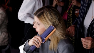Frau mit Dyson Airstrait in der Hand