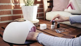 Hand unter UV oder LED Lampe