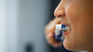 Frau mit elektrischer Zahnbürste