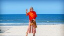 Königin Maxima mit Sonnenbrille am Strand. Tolles Foto, leuchtende Farben, macht Sommerlaune, I love it!