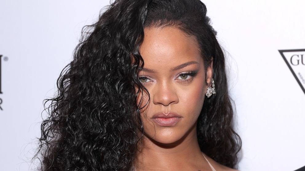 Rihanna zeigt, was ein Spitzenrock alles hermachen kann