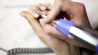 Elektrische Nagelfeile in der Hand