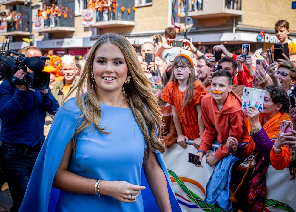 Prinzessin Amalia der Niederlande zeigt sich in ungewohnt kurzem Kleid