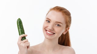 Frau mit Gurke