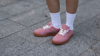 Rosa-braune Sneaker – eine Kombi, die uns an ein leckeres Sandwich-Eis erinnert