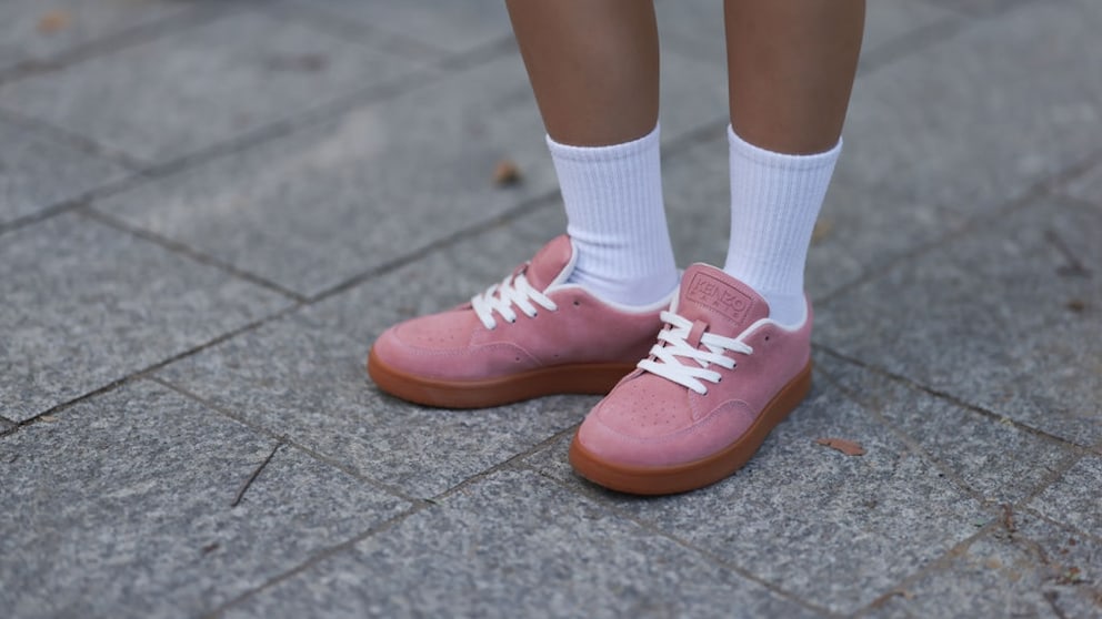 Rosa-braune Sneaker – eine Kombi, die uns an ein leckeres Sandwich-Eis erinnert