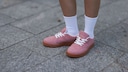 Rosa-braune Sneaker – eine Kombi, die uns an ein leckeres Sandwich-Eis erinnert