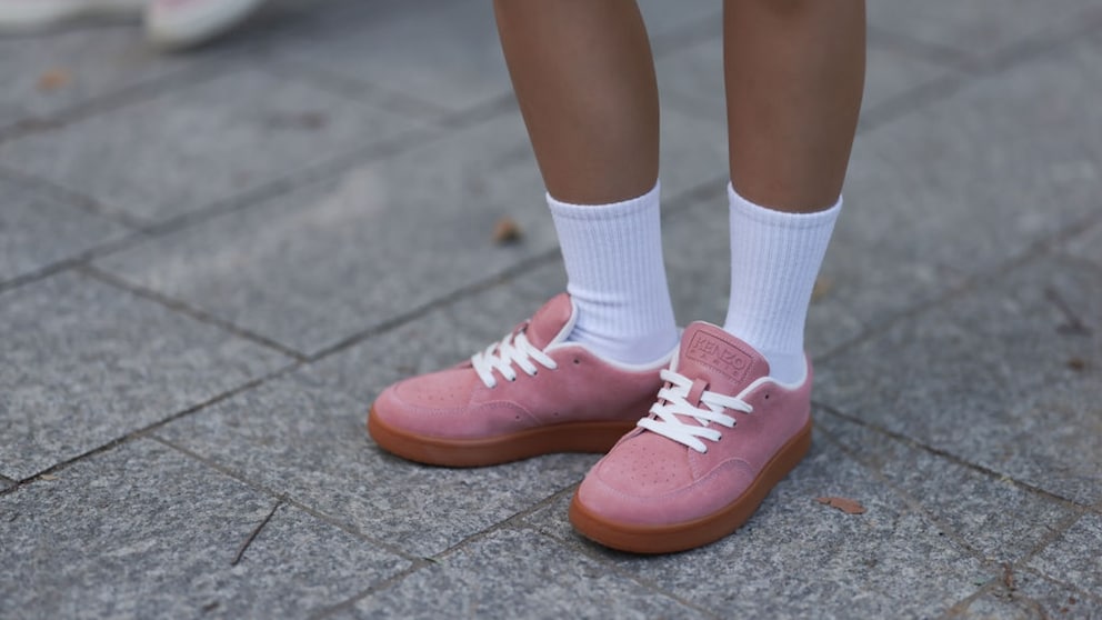 Rosa-braune Sneaker – eine Kombi, die uns an ein leckeres Sandwich-Eis erinnert