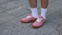 Rosa-braune Sneaker – eine Kombi, die uns an ein leckeres Sandwich-Eis erinnert
