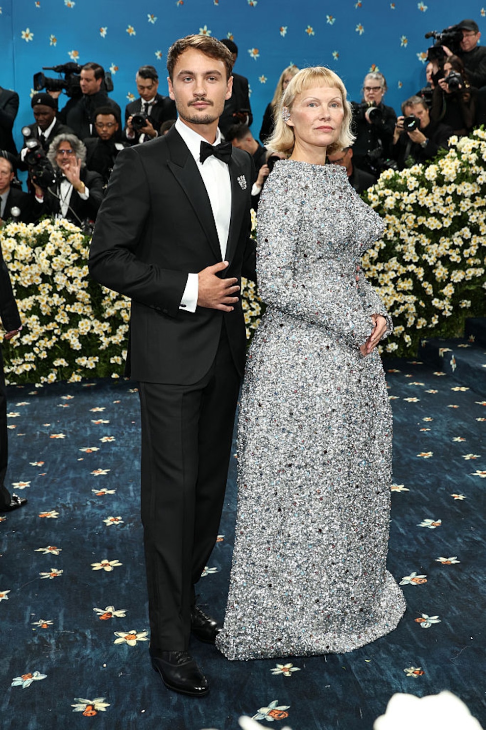 Pamela Anderson mit Sohn Brandon auf dem blauen Teppich der Met-Gala