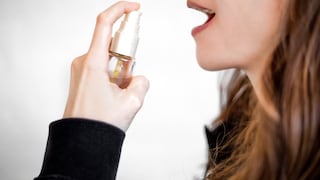Haben Sie schon ein Melatonin-Spray zum Einschlafen verwendet? STYLEBOOK stellt die Vorteile, Nachteile und Risiken vor.