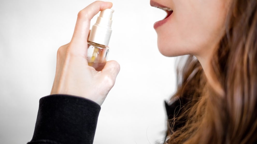 Haben Sie schon ein Melatonin-Spray zum Einschlafen verwendet? STYLEBOOK stellt die Vorteile, Nachteile und Risiken vor.