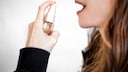 Haben Sie schon ein Melatonin-Spray zum Einschlafen verwendet? STYLEBOOK stellt die Vorteile, Nachteile und Risiken vor.