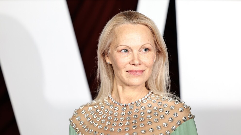 Total verändert! So sieht Pamela Anderson nicht mehr aus, sondern überrascht mit neuer Frisur bei der Met-Gala 2025
