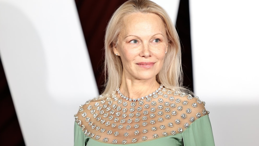 Total verändert! So sieht Pamela Anderson nicht mehr aus, sondern überrascht mit neuer Frisur bei der Met-Gala 2025
