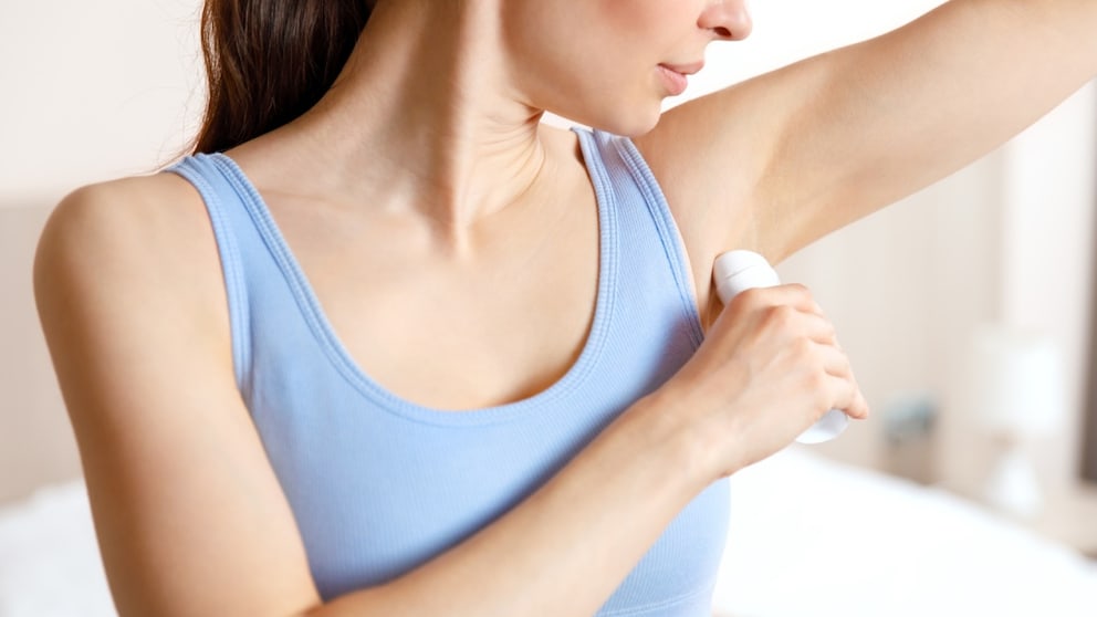 Frau mit Deo-Stick in der Hand