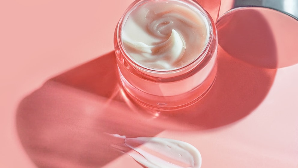Creme mit roter Farbe