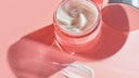 Creme mit roter Farbe