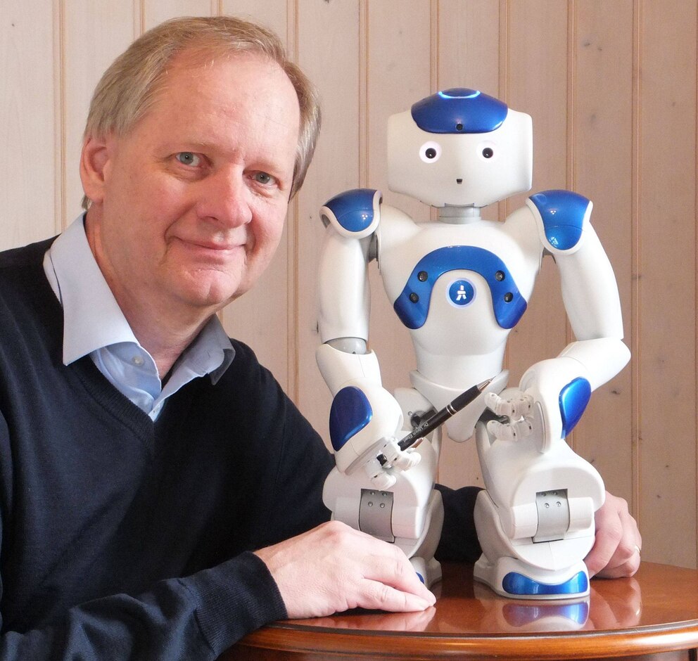  Zukunftsforscher Ulrich Eberl mit seinem Roboter Nao Bluestar.