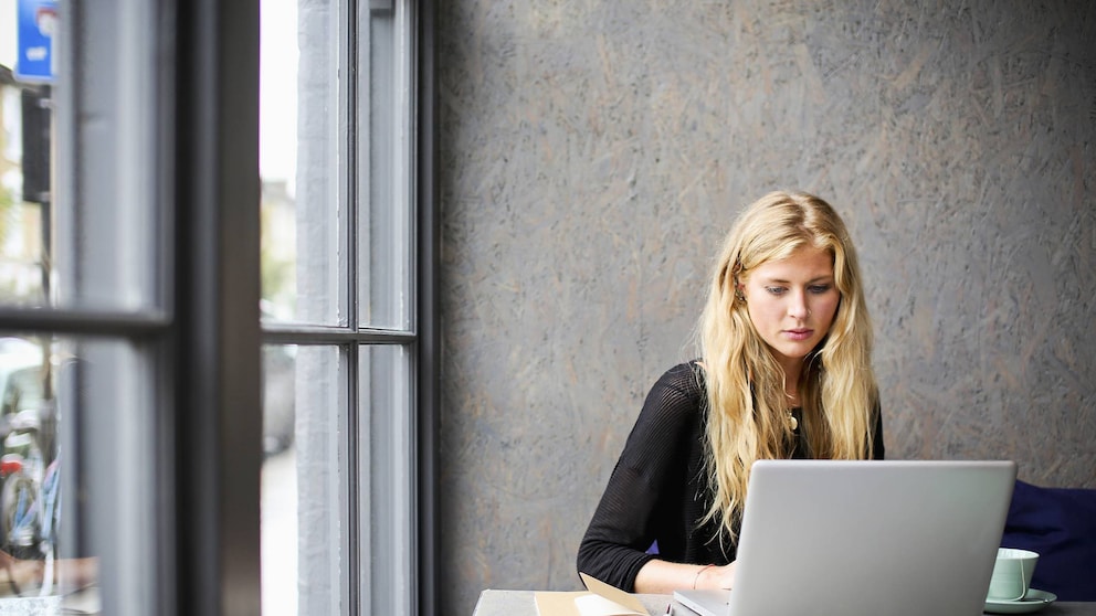 Frau mit Laptop