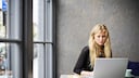 Frau mit Laptop