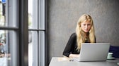 Frau mit Laptop