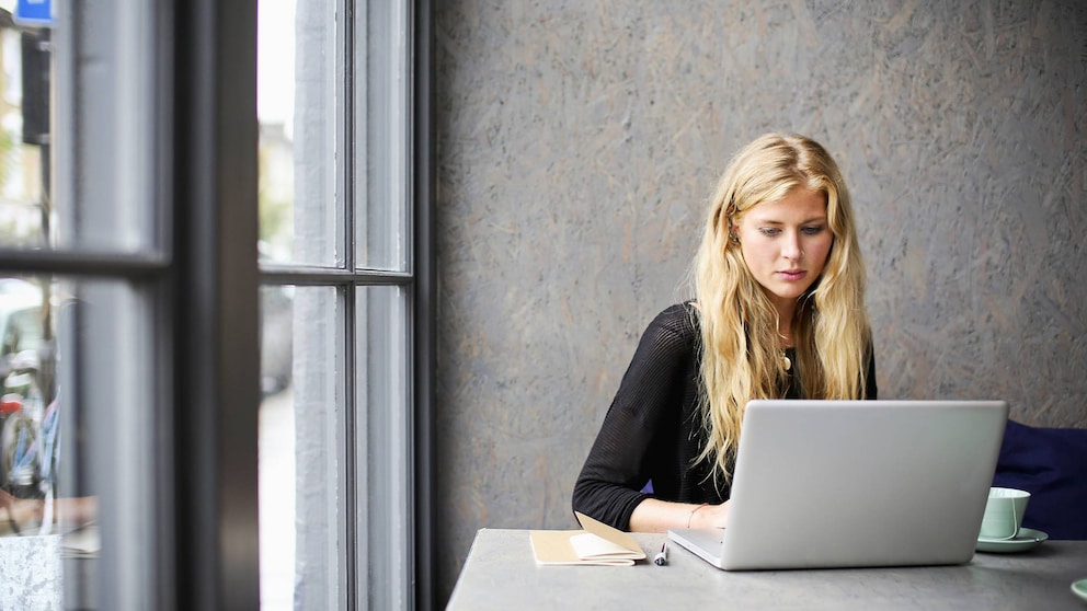 Frau mit Laptop