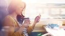Frau mit Smartphone im Zug