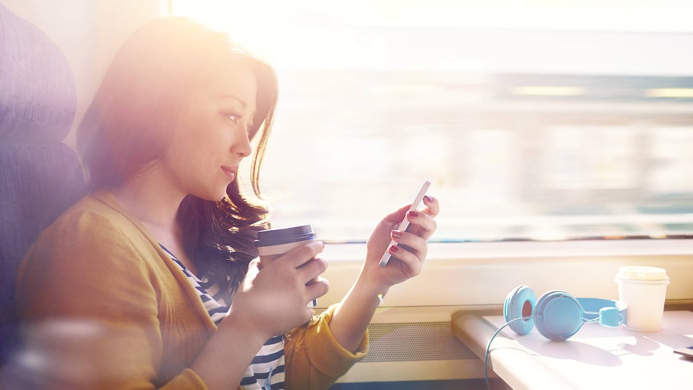 Frau mit Smartphone im Zug