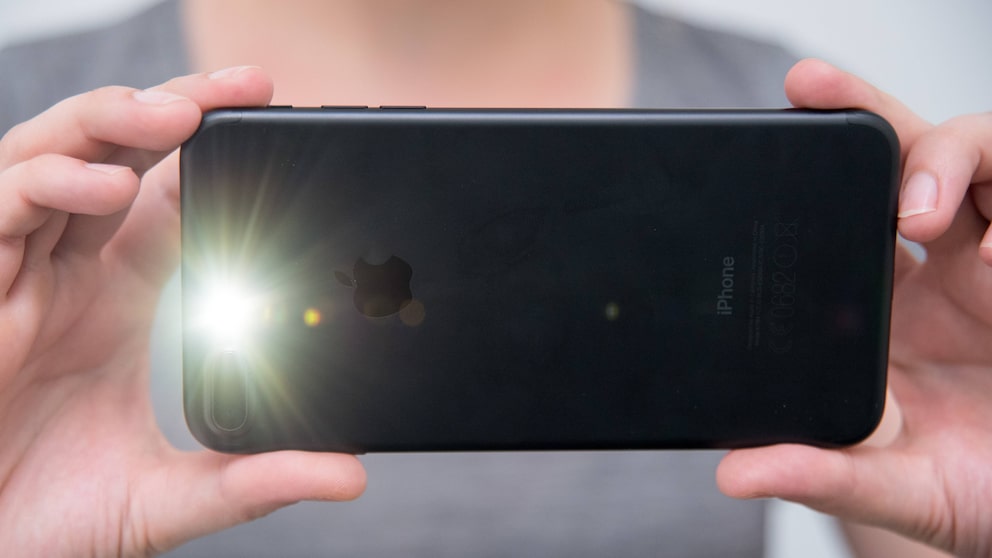 Mit zwei Objektiven deckt das iPhone 7 Plus (im Bild) den Nah- und Fernbereich ab.