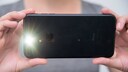 Mit zwei Objektiven deckt das iPhone 7 Plus (im Bild) den Nah- und Fernbereich ab.