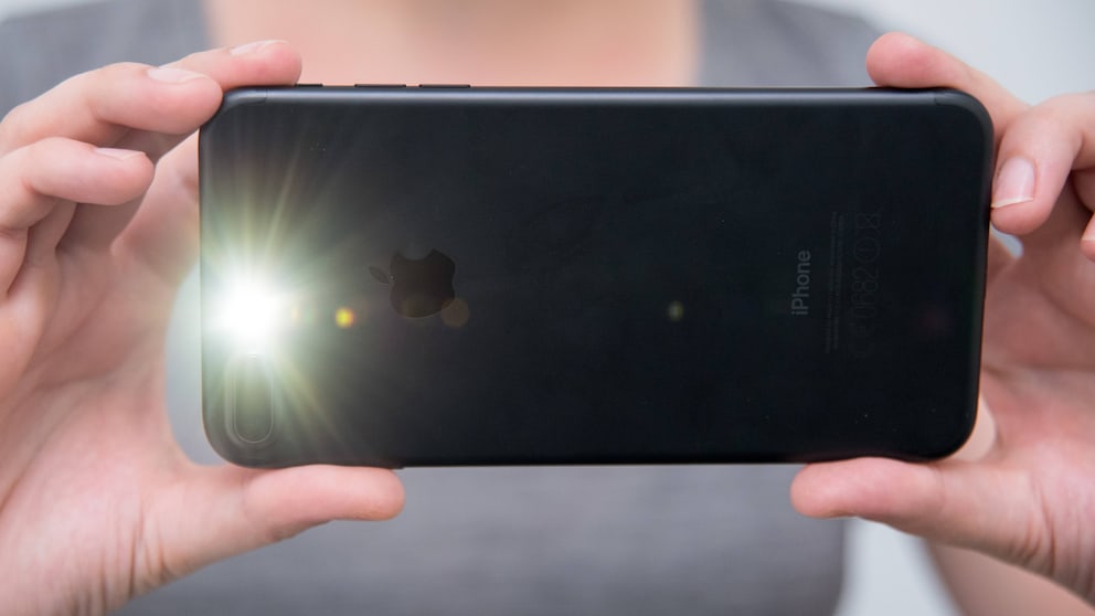 Mit zwei Objektiven deckt das iPhone 7 Plus (im Bild) den Nah- und Fernbereich ab.