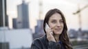 Frau telefoniert mit Handy