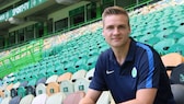 Im echten Leben Stürmer in der Verbandsliga, an der Konsole vierfacher Deutscher Meister in „Fifa“: Benedikt Saltzer vom VfL Wolfsburg
