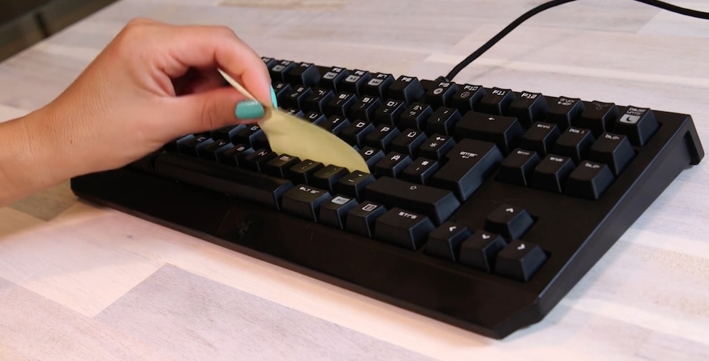 Mit Klebezettel die Tastatur reinigen