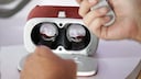 Googles Brille «Daydream View“ kann in das „Pixel“-Smartphone eingeschoben werden. Foto: John G Mabanglo