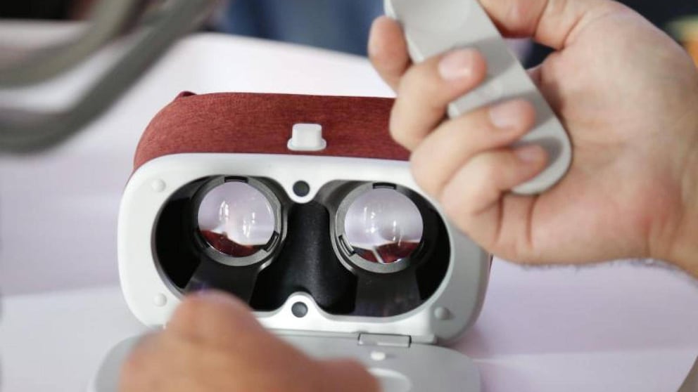 Googles Brille «Daydream View“ kann in das „Pixel“-Smartphone eingeschoben werden. Foto: John G Mabanglo