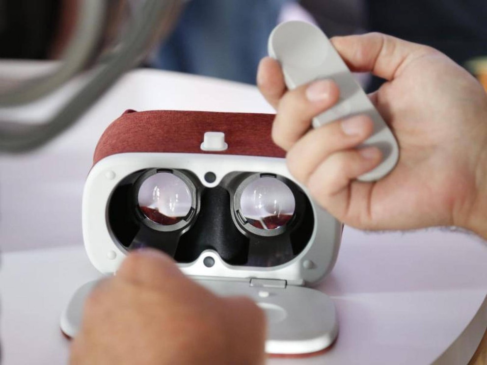 Googles Brille &bdquo;Daydream View&ldquo; kann in das &bdquo;Pixel&ldquo;-Smartphone eingeschoben werden. Foto:&nbsp;dpa