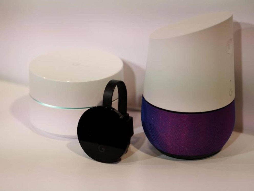 Der Lautsprecher &bdquo;Home&ldquo; geh&ouml;rt neben dem &bdquo;Assistant&ldquo; und dem Smartphone &bdquo;Pixel&ldquo; zu dem Dreigespann, mit dem Google die k&uuml;nstliche Intelligenz allgegenw&auml;rtig machen m&ouml;chte.&nbsp;Foto: dpa