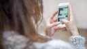 Frau chattet auf Smartphone