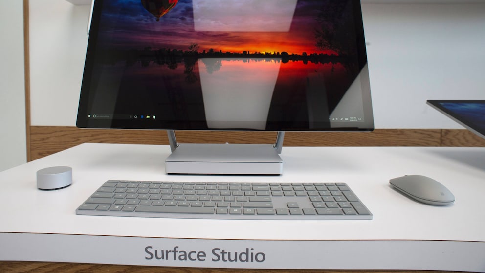 Elegant wie ein Apple iMac: Microsoft präsentiert seinen neuen Desktop-PC „Surface Studio“. Das 3.000 Euro teure Gerät soll dem iMac mächtig Konkurrenz machen.
