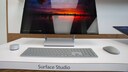 Elegant wie ein Apple iMac: Microsoft präsentiert seinen neuen Desktop-PC „Surface Studio“. Das 3.000 Euro teure Gerät soll dem iMac mächtig Konkurrenz machen.