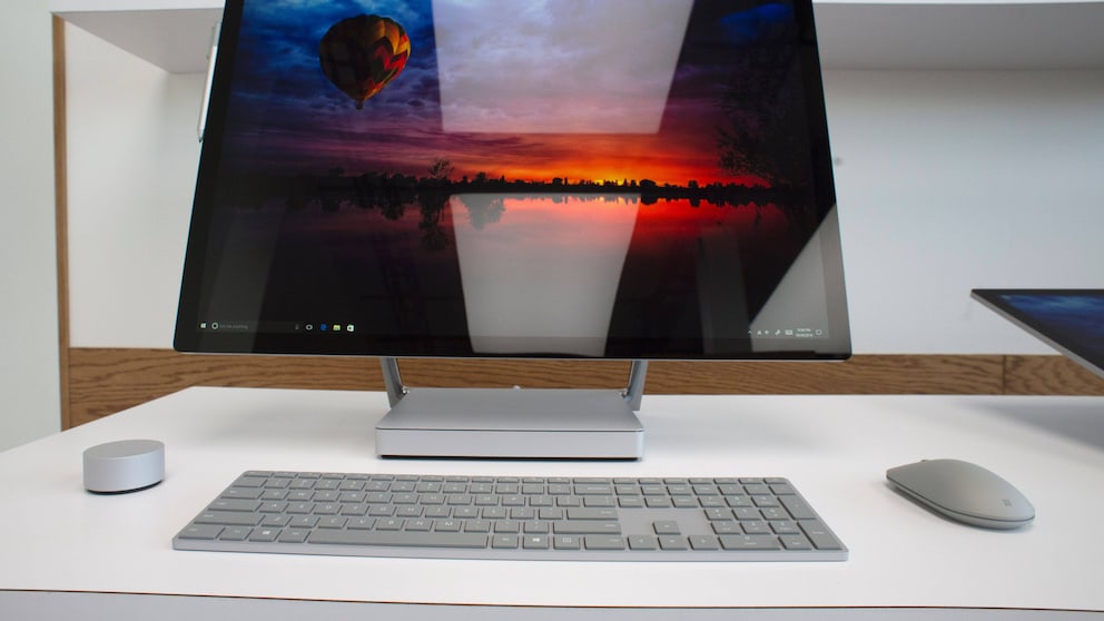 Elegant wie ein Apple iMac: Microsoft präsentiert seinen neuen Desktop-PC „Surface Studio“. Das 3.000 Euro teure Gerät soll dem iMac mächtig Konkurrenz machen.