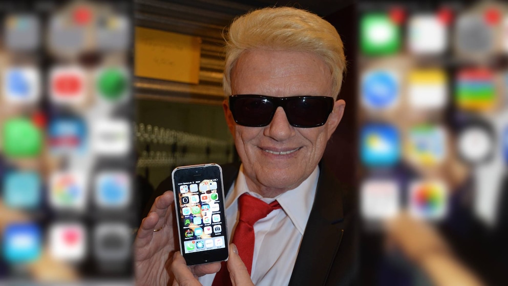 Schlagerstar Heino zeigt TECHBOOK seinen Homescreen.