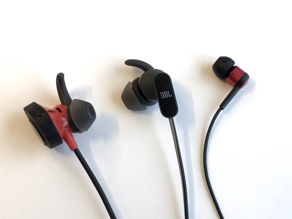  Hier wird deutlich, wie gro&szlig; die Bose SoundSport Pulse im Vergleich zu anderen In-Ears sind.<br>Foto: Techbook