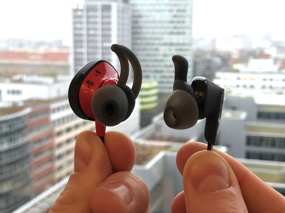  Im Vergleich zu den nicht gerade kleinen JBL Reflect Aware In-Ears haben die Bose SoundSport Pulse fast doppeltes Volumen.<br>Foto: Techbook