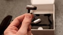 Das ziemlich lange Gehäuse der In-Ears, scheint nicht ganz ergonomisch zu sein und gleitet dadurch relativ einfach aus dem Ohr.